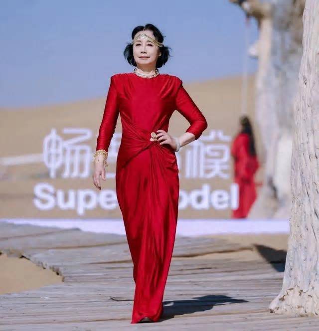 76岁奶奶活出50岁状态，登上巴黎时装周，她的逆龄习惯值得每个人借鉴