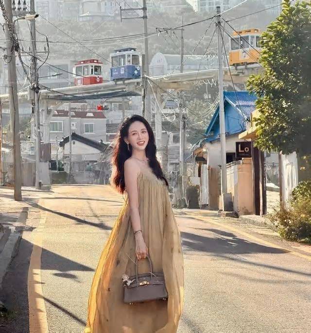 47岁陈乔恩釜山游，穿松弛质感衣，47岁竟显年轻