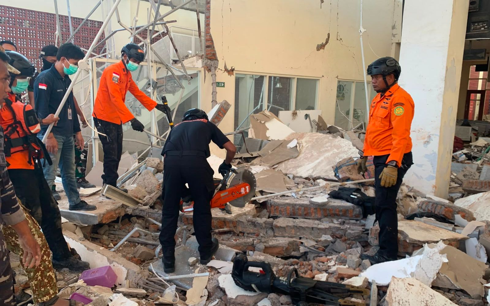 印尼7.7级地震及多次强余震已造成至少20人死亡