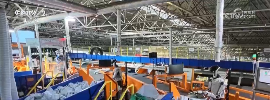 构建真实场景驱动“数据飞轮” 机器人兼具“炫技+实干”扎堆进厂“上班”