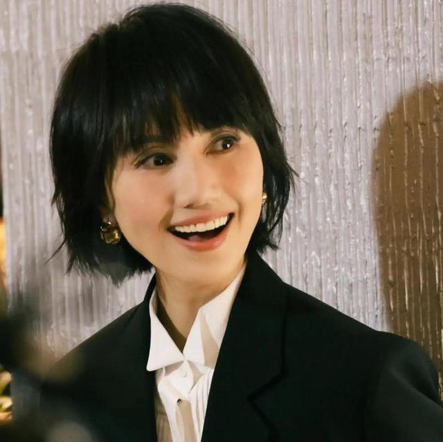 袁泉吴越20年淡友谊,吴越始终懂袁泉治愈精神内耗