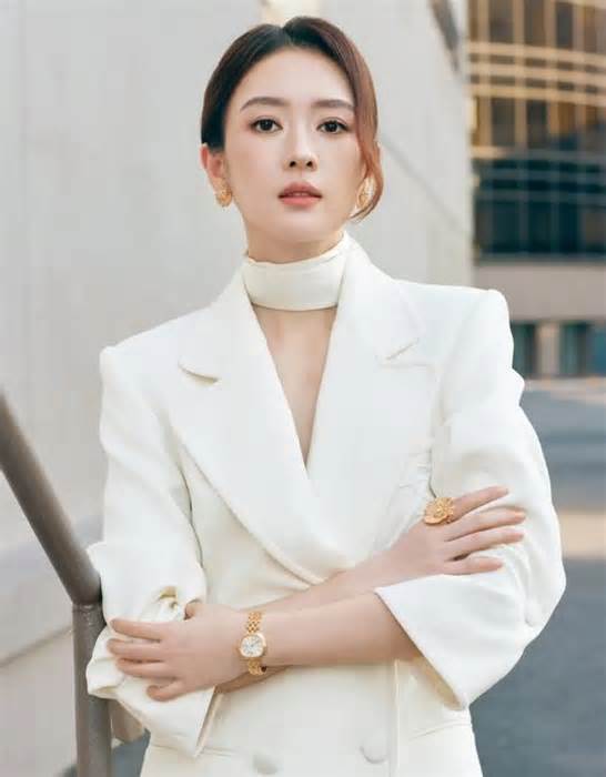 41岁童瑶白色西装优雅纯美:不装嫩成标杆