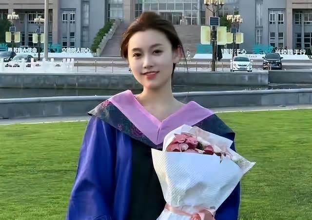 大学课程调整成父母控制工具，女大学生晒课表却遭生活费扣减