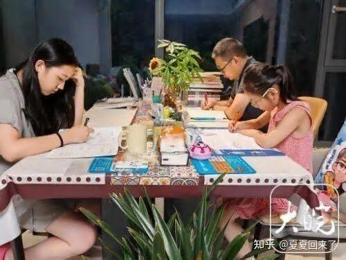 44岁爸爸因叛逆期女儿说「有本事你去考个研究生」,在职一战上岸985,怎样看待这种教育方式?