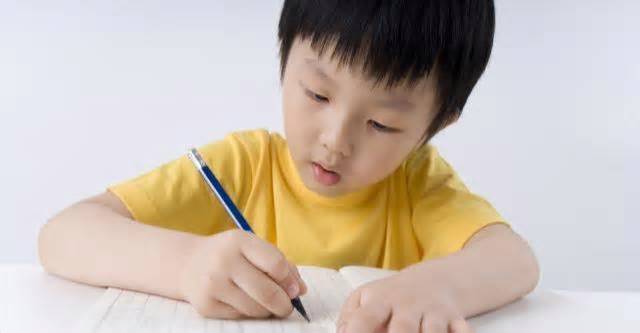 孩子三岁之前,正是教育的黄金时期,家长不妨着重培养两方面