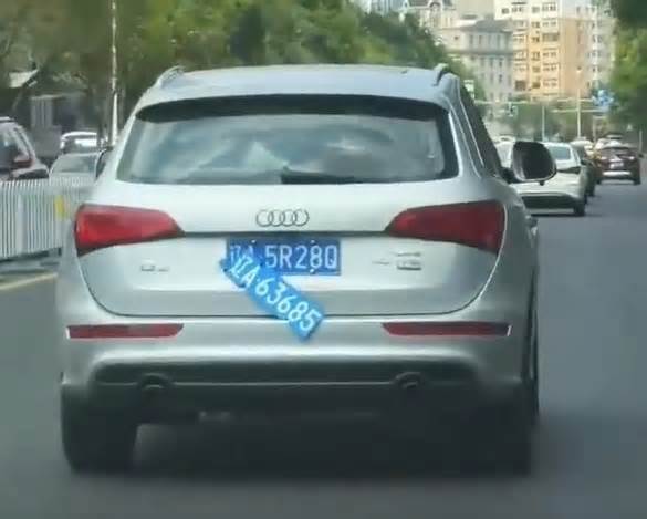 沈阳一小车挂“双牌”上路,交警回应:行拘7日收缴车牌,罚款5000元记12分