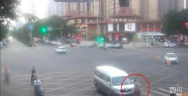 成都交警公布两起高龄行人事故:老人违规闯红灯竟酿成致命悲剧